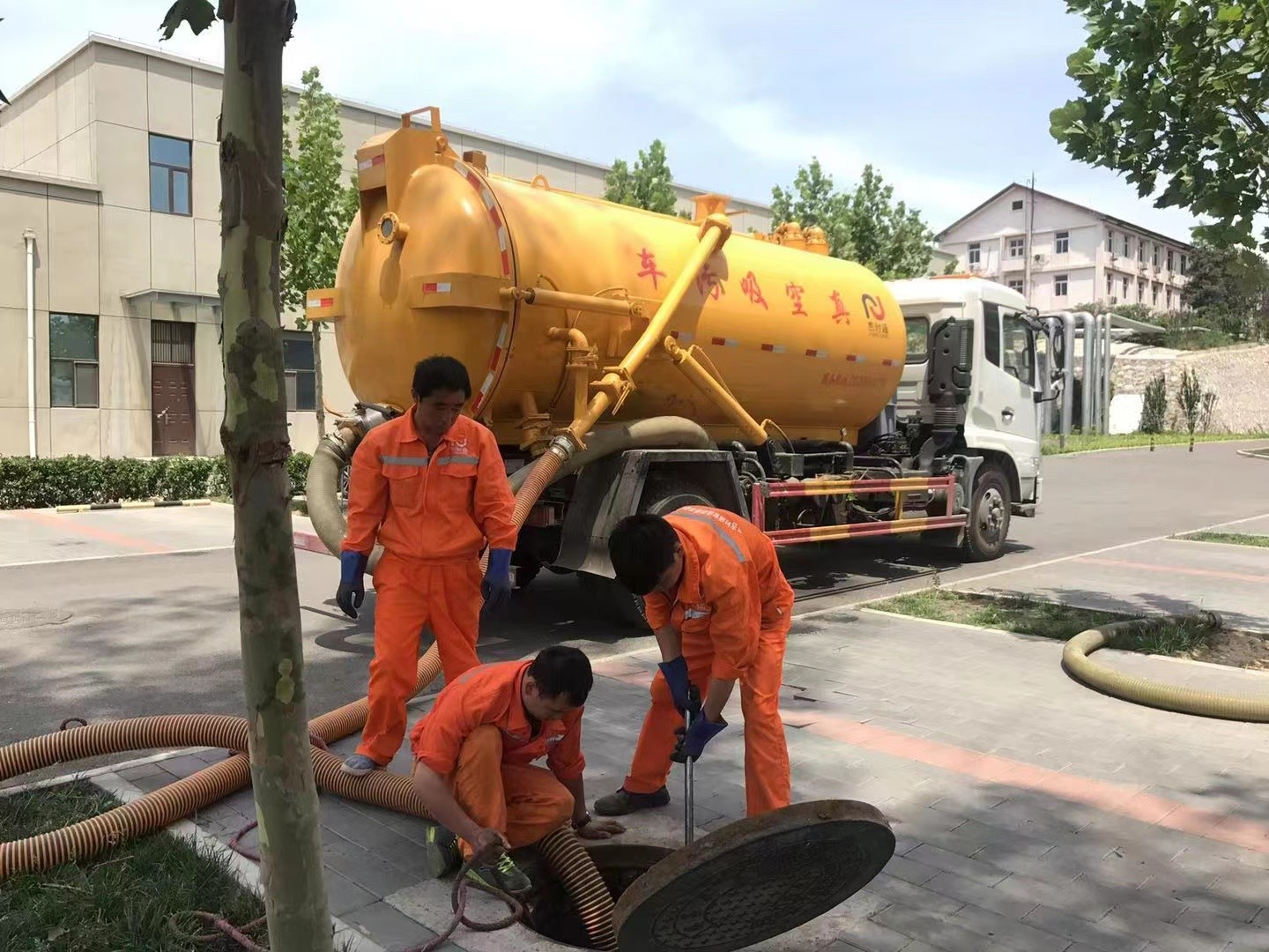 揭阳管道疏通车停在窨井附近